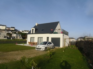 Extérieur de la maison, terrasse vue mer au 1e.