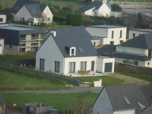 La maison vue d'en haut de la colline.