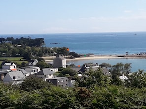 Points rouges indiquent 2 restaurants vue mer, et le point vert une paillotte