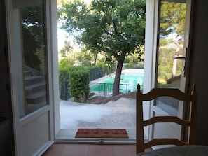 Entrée de l'appartement avec vue sur la piscine