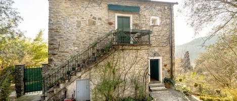 Il Casone (Piano Sportivo): a typical Ligurian cottage amidst olive grows