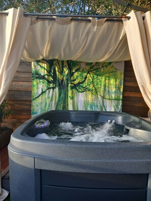 Outdoor spa tub