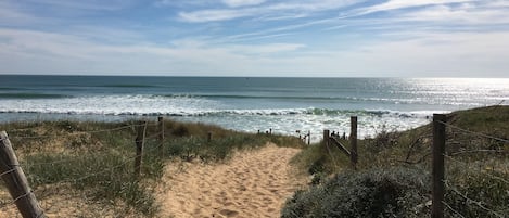 Plage de sable à 300 M de la maison à pied.