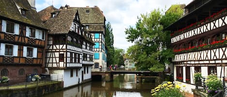 Le quartier de la Petite France. Les quais se trouvent à 200m de l'appartement.