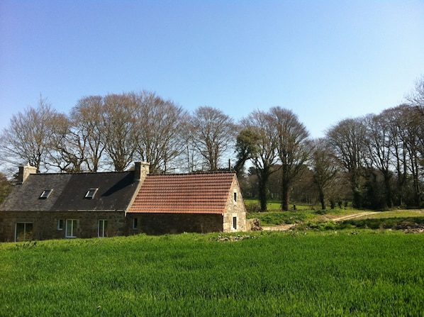 vue de la maison depuis le champs