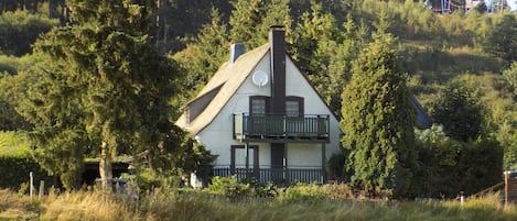 Ferienhaus im Sommer - Oben rechts erkennbar der "Adventure Berg"