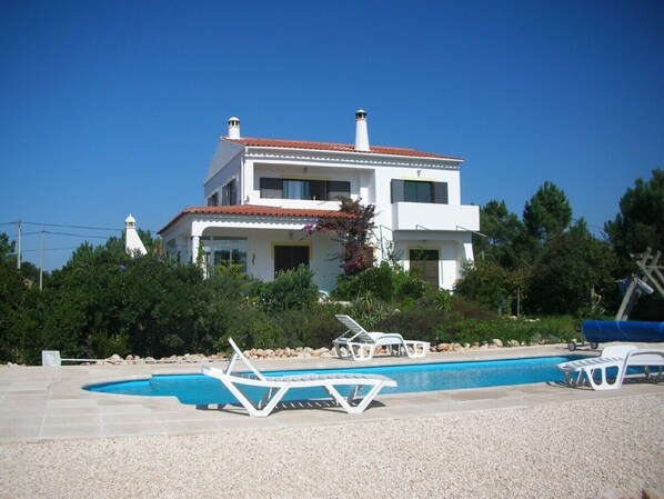 CASA ROMANA mit Pool von der Gartenseite aus