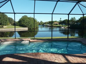 Blick von unserer Terrasse über unseren Pool auf das Wasser!