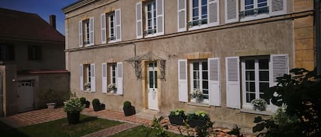 Façade du Gîte Le Jardin Secret