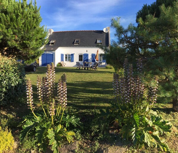 La maison vue du chemin en juin.