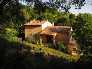 la maison vue de la route au soleil couchant