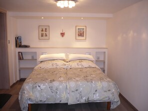 Le lit : sommier 160 x 200 et 2 matelas de 80, chacun a sa couette !