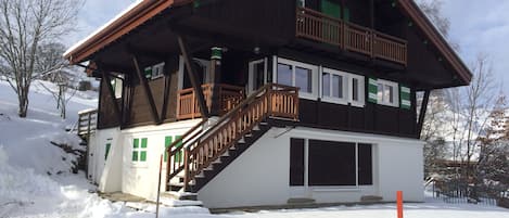 Vue extérieure du chalet en hiver