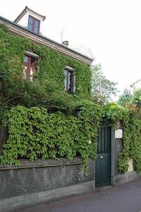 A charming guest house in a garden 500m from Paris 
