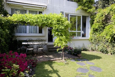 A charming guest house in a garden 500m from Paris 