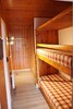Couloir avec placards et lits superposés