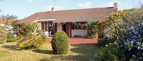 Devant de la maison, plein Sud, vue sur mer 
(un peu),jardin fleuri