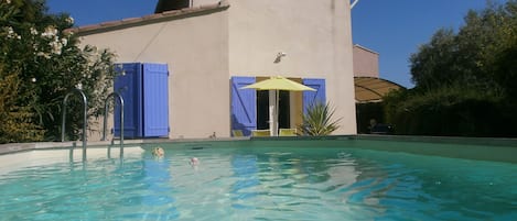 la maison avec vue sur la piscine.
