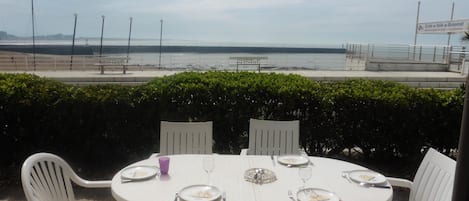 Un déjeuner sur la terrasse face à la mer