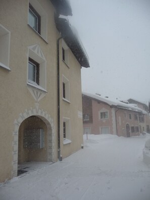 Chesa Cuntainta im Schneegestöber