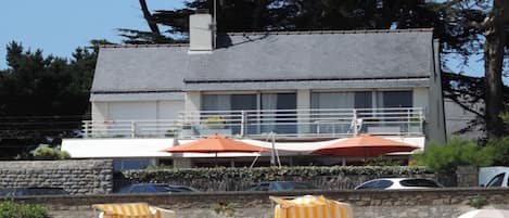 Appartement en bordure de la plage de Légenèse très abritée des vents d'ouest