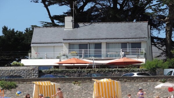 Appartement en bordure de la plage de Légenèse très abritée des vents d'ouest