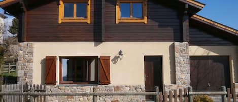 Chalet 4  faces, plein sud, jardin clos 300 m2. 