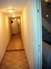 Entrée couloir vers appartement sur la porte à droite vers salle de séjour