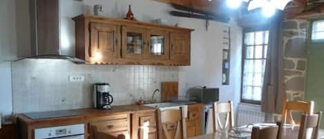 Gßte à Murat - La TaniÚre - Capacité 6 personnes - Cuisine & salon