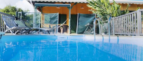 terrasse se prolongeant sur la piscine