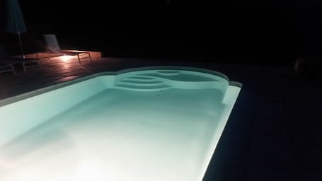 Bain de minuit. Piscine 9X4 chauffée, sécurisée par volet roulant électrique.