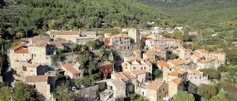 vue 
au pied du larzac
balades charmantes à pied-et vélo;bons dénivelés!