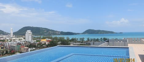 piscine panoramique,vue degagee sur la baie de Patong.