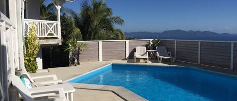 La piscine et sa plage avec vue panoramique sur la mer