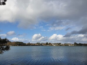 Le hameau au bord de l'anse du Moustoir.