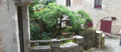 Jardin et porte d'entrée