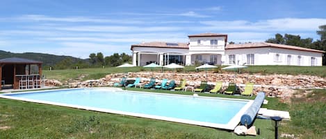 Villa 342 m2, piscine 72 m2, pool house bar avec frigo et chaises hautes