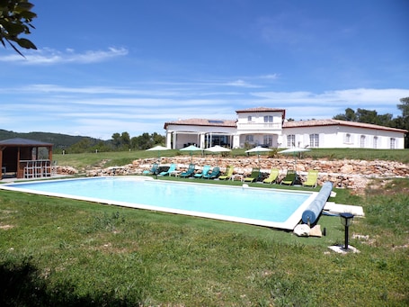 Villa 342 m2, piscine 72 m2, pool house bar avec frigo et chaises hautes