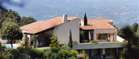 Location rez de jardin, piscine accessible par escalier.