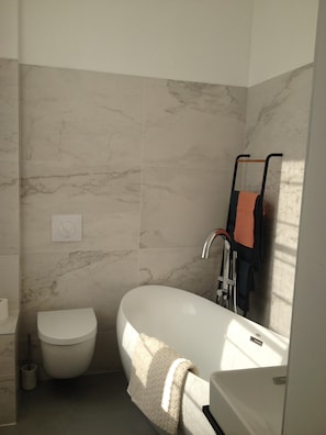 SALLE DE BAIN AVEC BAIGNOIRE ILOT