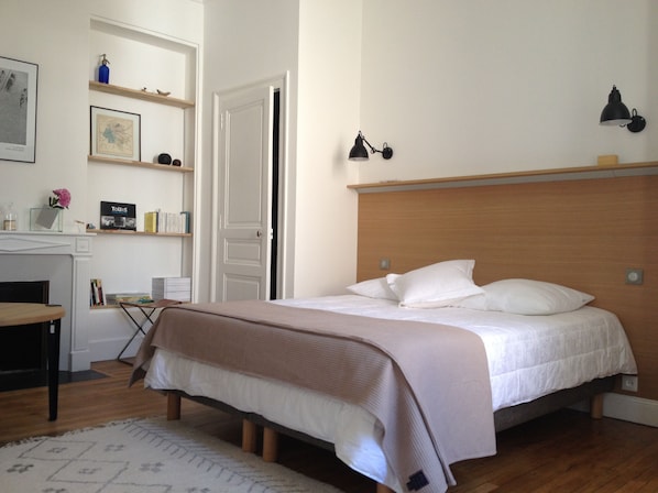 LA CHAMBRE ET LE COIN BIBLIOTHEQUE