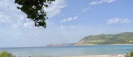 Plage de sable de Lozari (2 km)