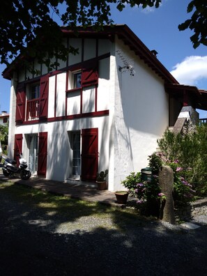 vue d' ensemble de la maison ( RDC en location )