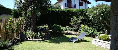 jardin privatif avec terrasse couverte 