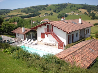 Maison traditionnelle basque avec  piscine  et  cuisine d'été