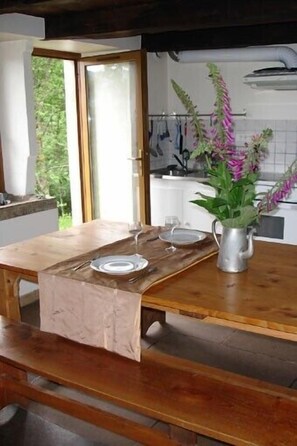 Cuisine avec grande table conviviale en bois