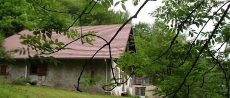 Ancienne ferme dont l'habitation a été rénovée.