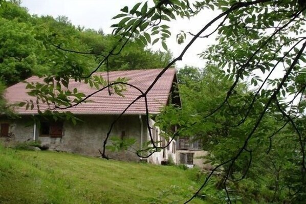 Ancienne ferme dont l'habitation a été rénovée.