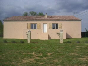 Le gîte coquelicot est a l'angle droit de la maison.