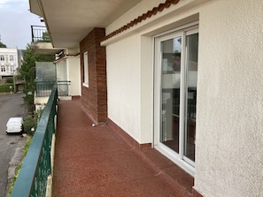 partie latérale du balcon : vue sur la mer. donne sur l'allée Neptune